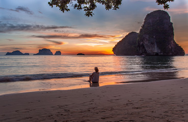  yoga contemplatif, coucher de soleil, plage Phra-Nang, Thaïlande 