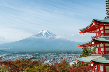 Fototapeta premium Mt. Fuji z jesiennymi kolorami w Japonii.