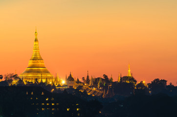 Naklejka premium Yangon, Myanmar view of Shwedagon Pagoda at dusk.
