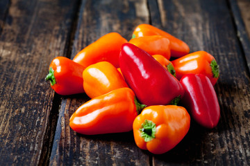 Bunte Paprika sweet, gelb, orange, süß, süße  dunkler Holzun