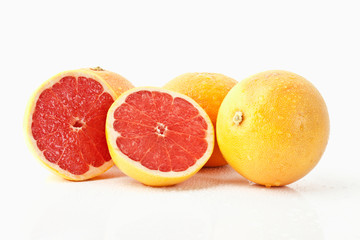 Grapefruits auf weißem Hintergrund