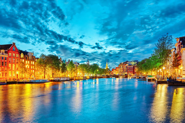 Obraz premium Famous Amstel river and night view of beautiful Amsterdam city.