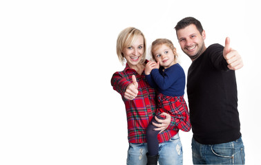 Ehepaar mit Kind hält Daumen hoch 