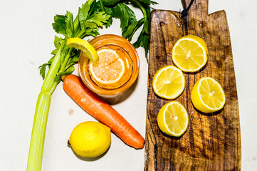 Ricetta per la cucina: aperitivo con limoni, kiwi, sedano e carote