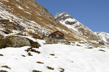 Hütte im Hochgebirge mit Schnee