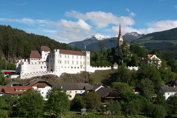 Das Schloss Ehrenburg befindet sich in der gleichnamigen Ortscha