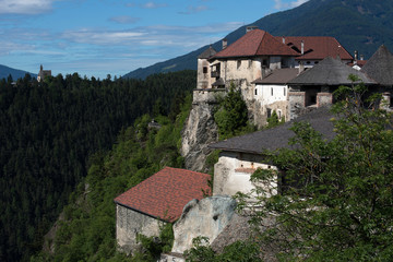 Schloss Rodenegg liegt nordöstlich von Brixen in der Gemeinde Rodenegg, Südtirol, Italien,