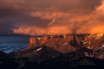 Alpenglühen Seiser Alm mit Blick auf Langkofel und Plattkofelmassiv, am Abend, Südtirol, Italien