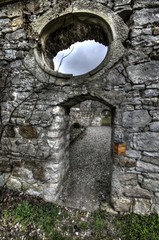 Steinmauer Eingang mit Fenster