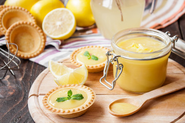 tartlets with lemon curd