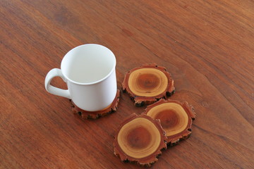 コーヒーカップと木製こー