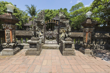 Naklejka premium Temple in Bali, Indonesia on a beautiful sunny day