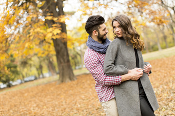 Fototapeta premium Young couple in the autumn park