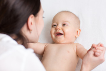 Obraz na płótnie Canvas happy infant baby looking at mom