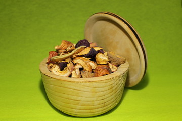 сухофрукты яблоки в деревянной миске