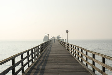 Fototapeta premium Auf der Seebrücke vom Ostseebad Grömitz, Deutschland