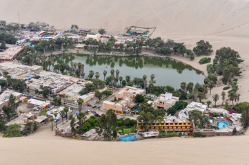 Obraz premium Oasis in the Huacachina desert, Peru