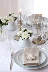 Tischdekoration in Weiss