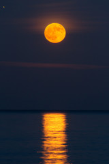 Moonrise over Lake Michigan - obrazy, fototapety, plakaty