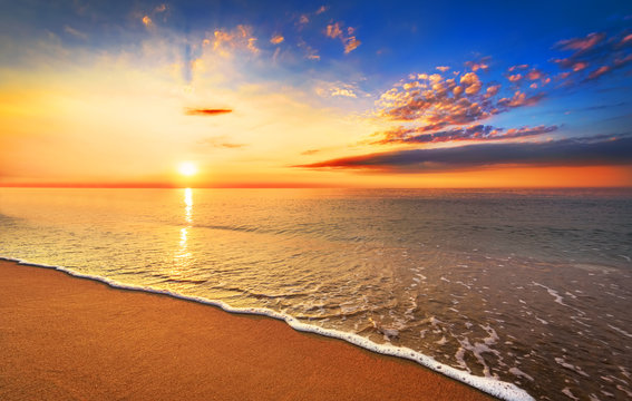 Fototapeta Beautiful tropical sunrise on the beach.