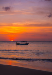 Fototapeta na wymiar Images of the Sun setting with fishing boats
