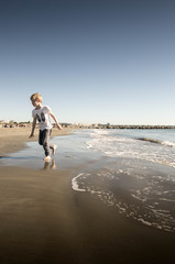 enfant blond à la plage