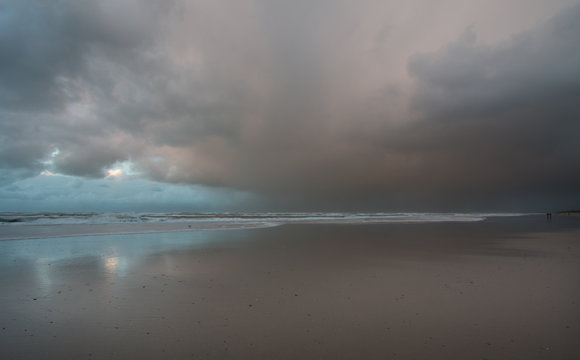 Donkere onweersbuien boven het strand