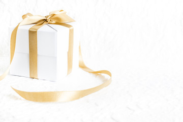 Świąteczne prezenty na białej teksturze
