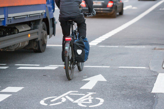 Fototapeta Lkw neben Radfahrer