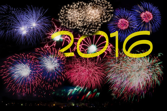 Buntes Feuerwerk mit Jahreszahl 2016