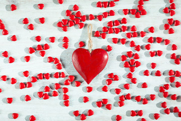 cœur rouge au milieu de petits bonbons coeurs