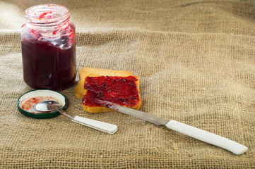 Fette biscottate con marmellata di fragole e biscotti, prima colazione italiana, marmellata e pane,...