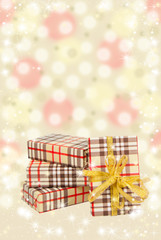 Рождественские подарки коробки на желтом красивом фоне
