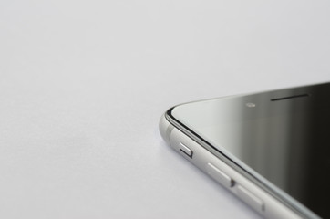 Detalle del bot&oacute;n de mute de un iphone 6s gris espacial