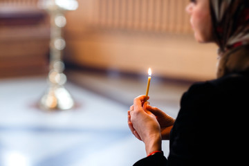 Candles burn in an Orthodox Church - obrazy, fototapety, plakaty