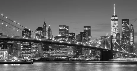 Rolgordijnen De zwart-witte waterkant van Manhattan bij nacht, NYC. © MaciejBledowski