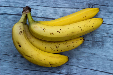 Frische reife Bananen auf Holzuntergrund
