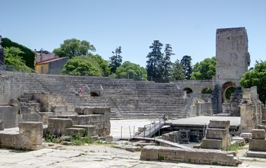 Fototapeta na wymiar Arles et ses ruines romaines