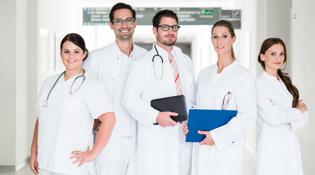 Team von &Auml;rzten im Krankenhaus steht im Korridor