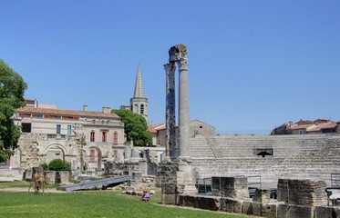 Fototapeta premium Arles et ses ruines romaines