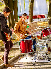 Obraz premium Male performance of street musicians