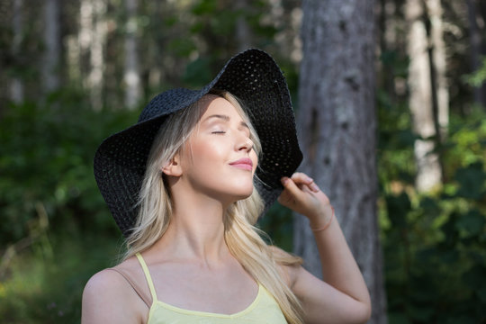 Bright stylish lifestyle portrait of pretty girl posing at hat.