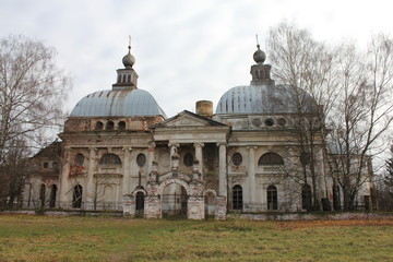 Fototapeta na wymiar Казанская церковь в Яропольце