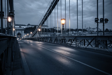 Fototapeta na wymiar Old bridge at night