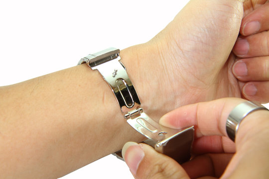 remove the watch from wrist