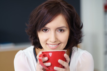 schöne junge frau genießt eine tasse kaffee