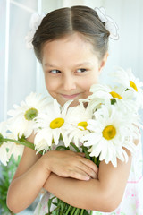 Obraz na płótnie Canvas Little girl with dasies flowers
