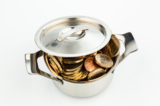 Ein Kochtopf ist mit Euromünzen gut gefüllt, Symbolfoto für Fördergelder