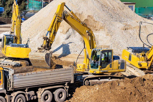 Bagger auf Baustelle bei Erdarbeiten