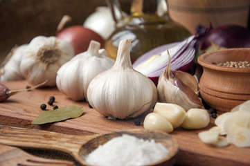 Garlic, onion, coriander, sesame seeds, black pepper, bay leaf, sea salt, olive oil